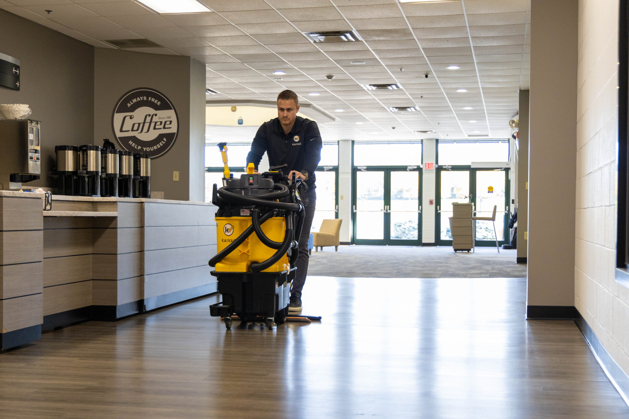 Reinigingsmachine voor zowel harde als tapijtvloeren