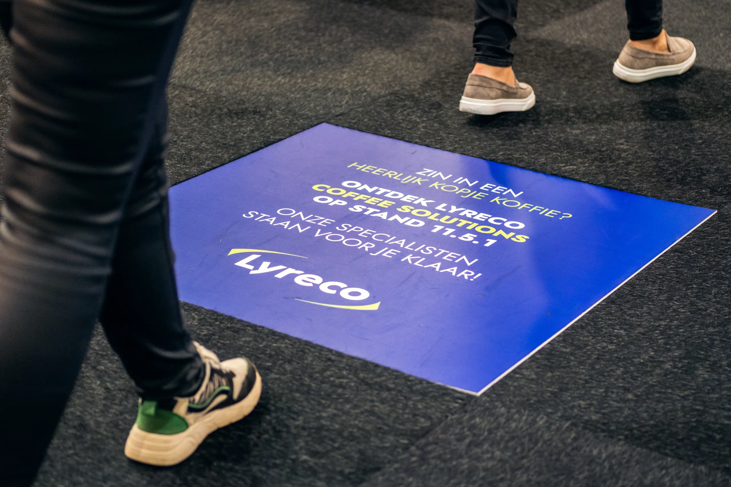 Met vloertegels worden deelnemers overlopen