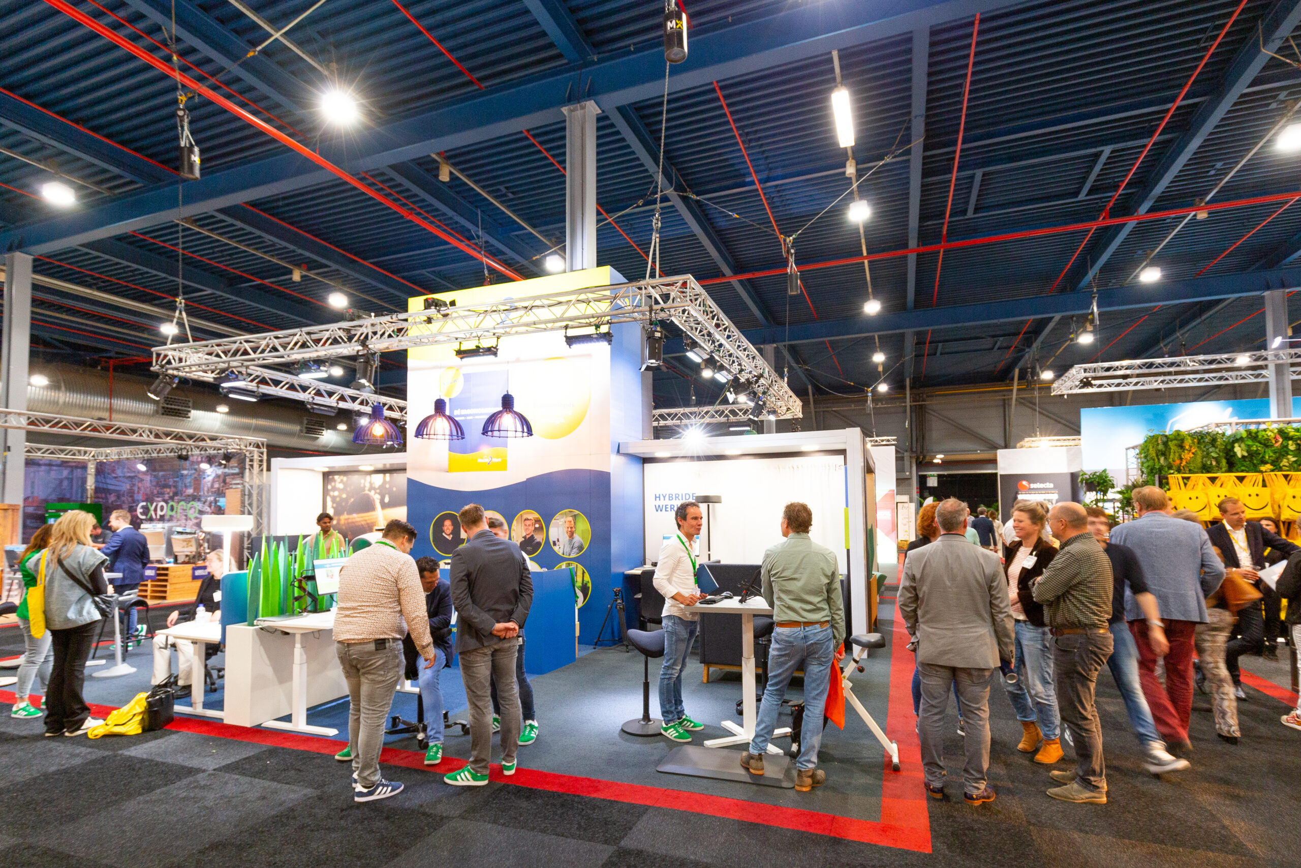 Foto-interesses-bezoekers-scaled-1