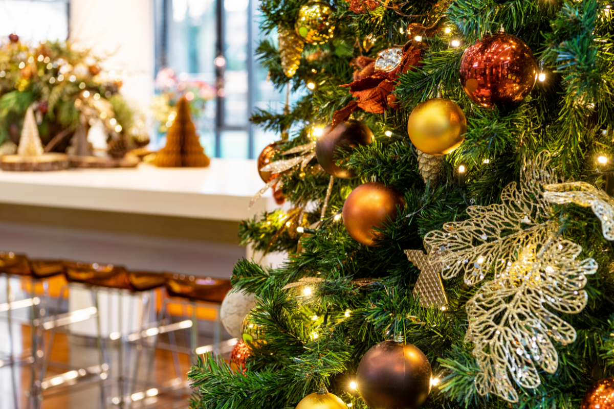 Kerstdecoratie op kantoor voor een feestelijke sfeer