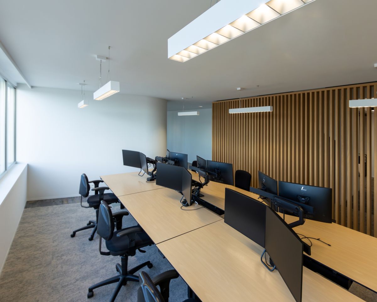 R9: opbouw- en pendelarmaturen met tijdloos design en hoge efficiëntie