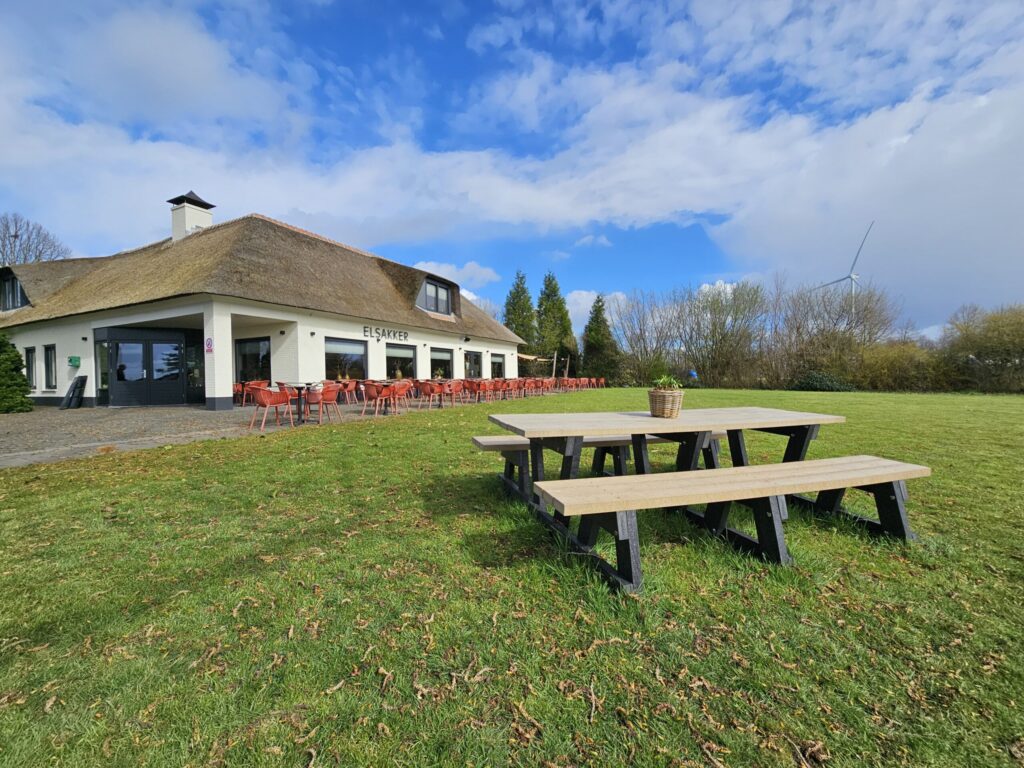 Inrichting bedrijfsterrein met gerecycled kunststof en gecertificeerd